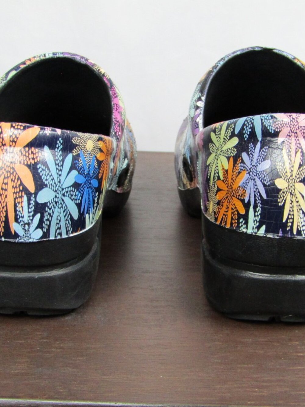 ANYWEAR | Women's Clogs | Size 7 | Floral | Slip Resistant | Cushion Insole - Picture 4 of 7